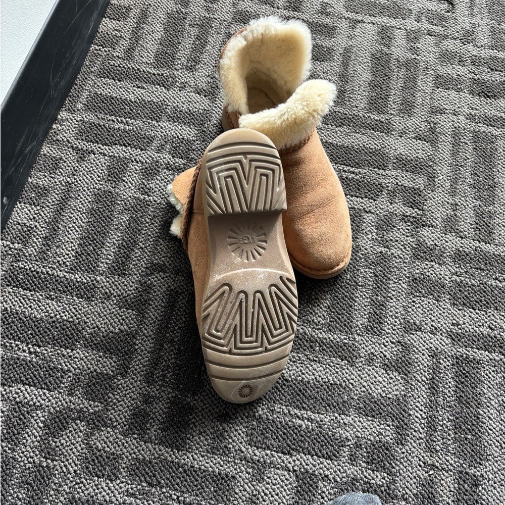 Ugg boots. Gently worn. Size 8 women. - Picture 2 of 3